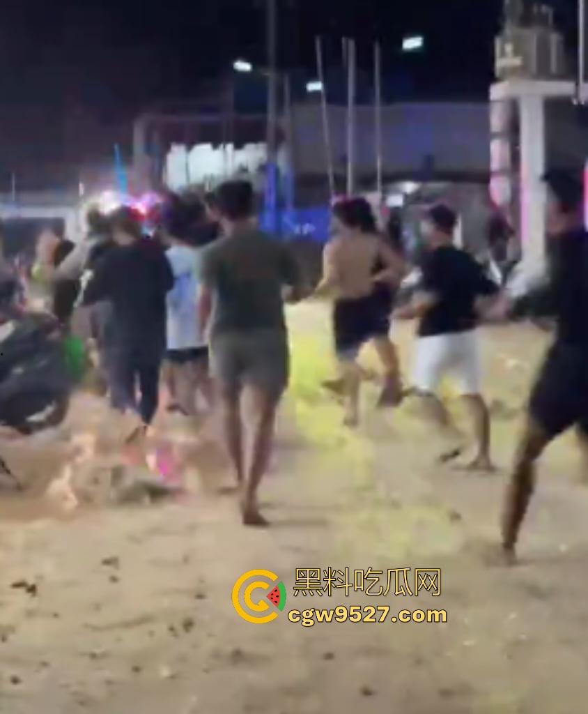 柬埔寨波贝火拼变闹剧!两拨废物互砸杂物,长棍对峙怂到爆,警察哨子吹破喉咙直到大部队到才镇场! 第7张 柬埔寨波贝火拼变闹剧!两拨废物互砸杂物,长棍对峙怂到爆,警察哨子吹破喉咙直到大部队到才镇场! 第7张