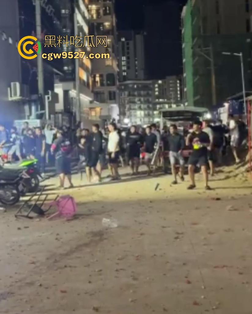 柬埔寨波贝火拼变闹剧!两拨废物互砸杂物,长棍对峙怂到爆,警察哨子吹破喉咙直到大部队到才镇场! 第8张 柬埔寨波贝火拼变闹剧!两拨废物互砸杂物,长棍对峙怂到爆,警察哨子吹破喉咙直到大部队到才镇场! 第8张