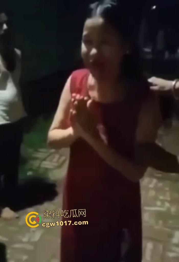印度女子因吃牛肉被绑柱子群殴,脸肿牙流血,解绑后被迫坐等“惩罚”,女人如货物般被践踏,活该只喝恒河水! 第3张 印度女子因吃牛肉被绑柱子群殴,脸肿牙流血,解绑后被迫坐等“惩罚”,女人如货物般被践踏,活该只喝恒河水! 第3张