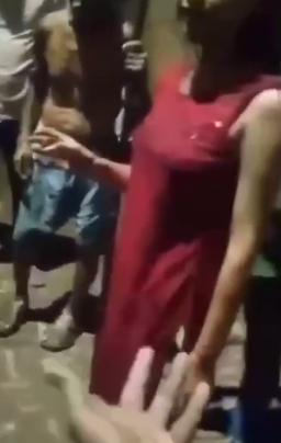 印度女子因吃牛肉被绑柱子群殴,脸肿牙流血,解绑后被迫坐等“惩罚”,女人如货物般被践踏,活该只喝恒河水! 第5张 印度女子因吃牛肉被绑柱子群殴,脸肿牙流血,解绑后被迫坐等“惩罚”,女人如货物般被践踏,活该只喝恒河水! 第5张