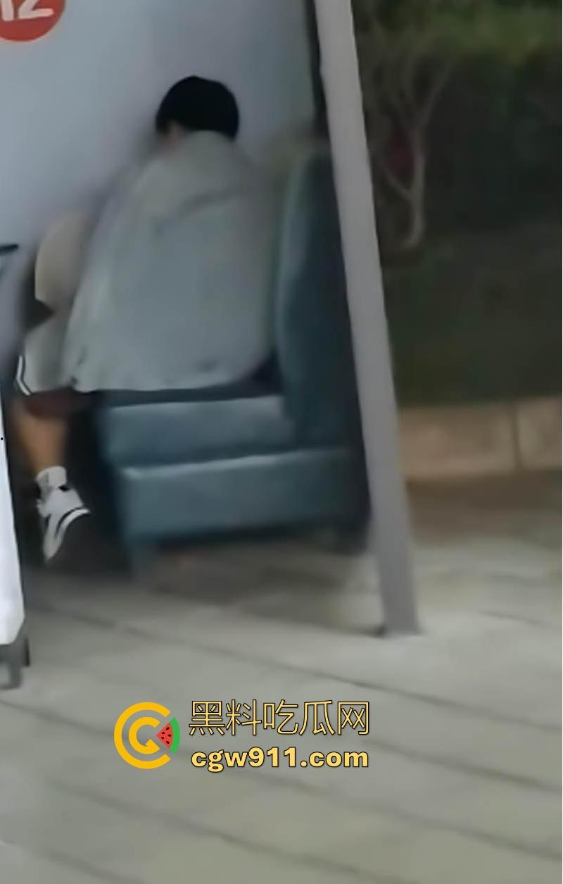 昆明城市学院小情侣户外激情野战,狗男女欲火焚身当众口交骑乘性爱,无惧过往同学,小情侣太会玩了! 第8张 昆明城市学院小情侣户外激情野战,狗男女欲火焚身当众口交骑乘性爱,无惧过往同学,小情侣太会玩了! 第8张