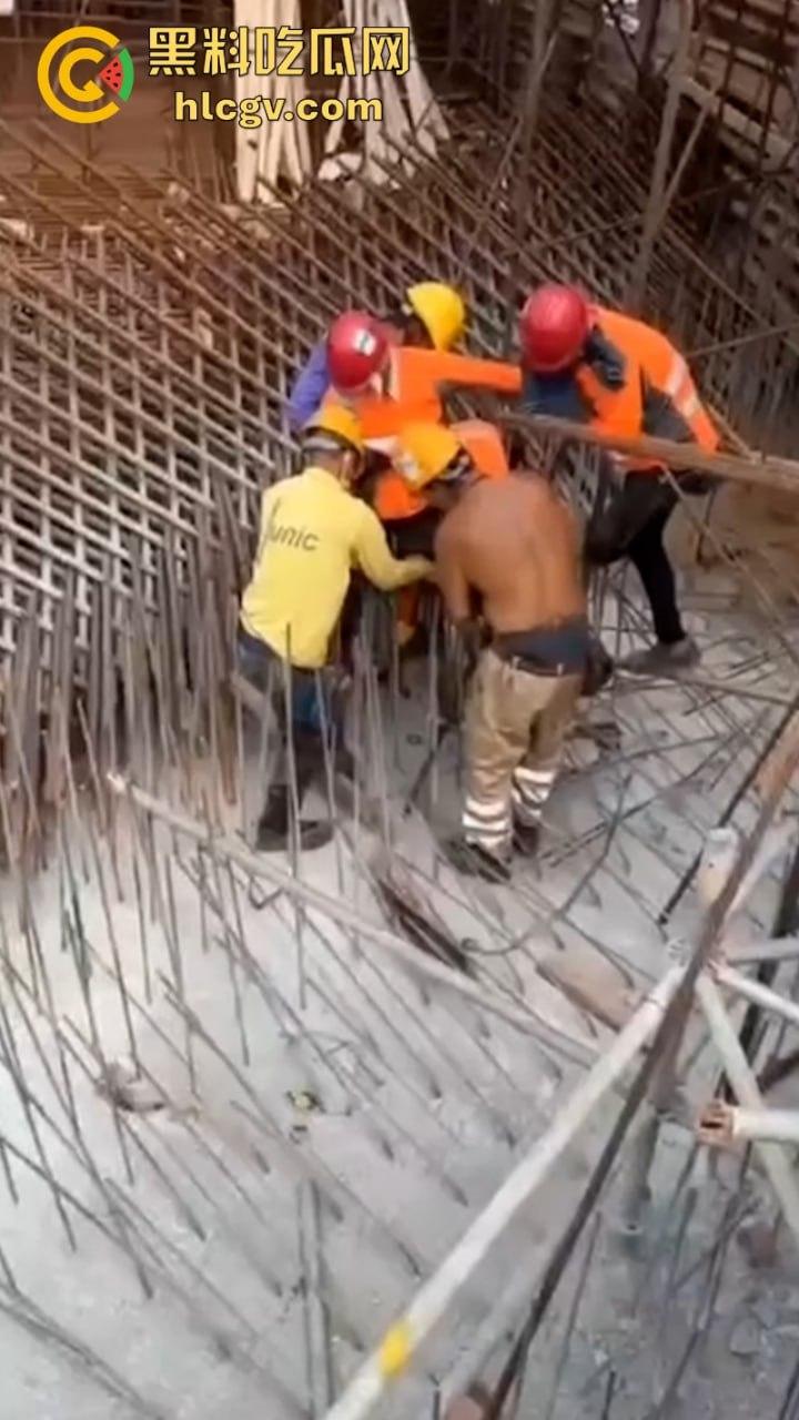 蛋疼！菲律宾工地小哥施工失误被钢管穿蛋而过 命根子保不住了  第2张