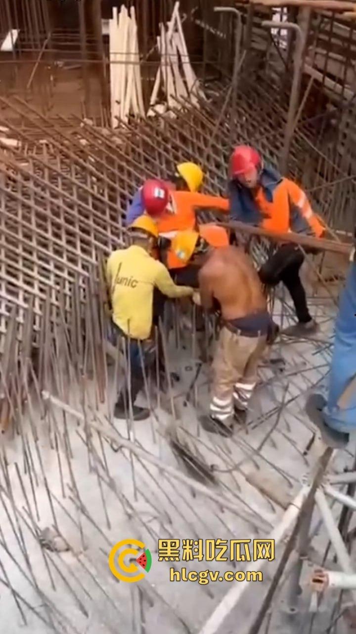 蛋疼！菲律宾工地小哥施工失误被钢管穿蛋而过 命根子保不住了  第3张