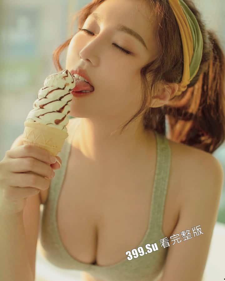 台湾网红主播 #吃货娜娜  直播健身 努力教网友如何锻炼身体的样子真好看 第2张