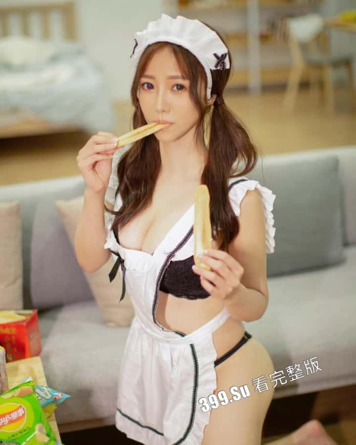 台湾网红主播 #吃货娜娜  直播健身 努力教网友如何锻炼身体的样子真好看 第7张