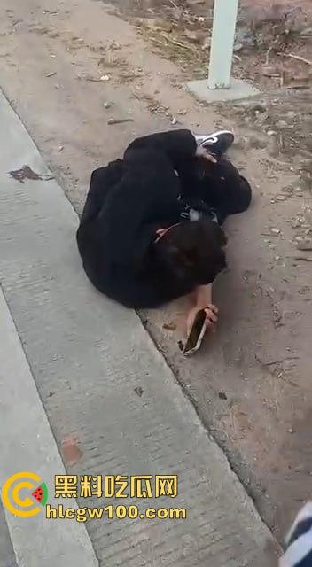 比亚迪秦村路超速强行超车,两名学生当场死亡,老父亲抱着儿子痛苦哀嚎 第2张 比亚迪秦村路超速强行超车,两名学生当场死亡,老父亲抱着儿子痛苦哀嚎 第2张