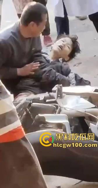 比亚迪秦村路超速强行超车,两名学生当场死亡,老父亲抱着儿子痛苦哀嚎 第4张 比亚迪秦村路超速强行超车,两名学生当场死亡,老父亲抱着儿子痛苦哀嚎 第4张