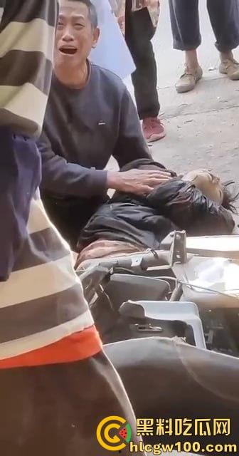 比亚迪秦村路超速强行超车,两名学生当场死亡,老父亲抱着儿子痛苦哀嚎 第5张 比亚迪秦村路超速强行超车,两名学生当场死亡,老父亲抱着儿子痛苦哀嚎 第5张