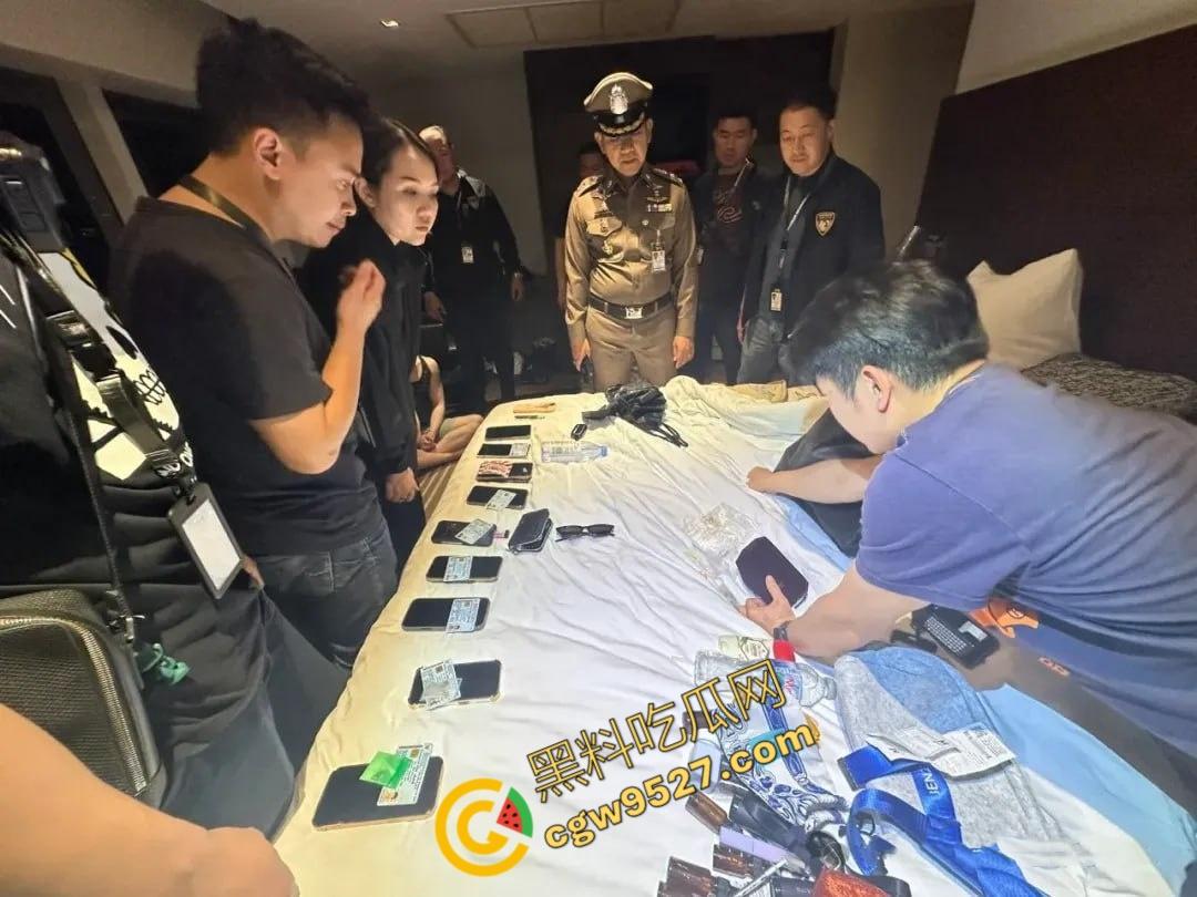 泰国曼谷100多人吸毒淫乱派对现场曝光!大汉赤身露体,互相慰藉,屁眼同时插入两只大屌! 第2张 泰国曼谷100多人吸毒淫乱派对现场曝光!大汉赤身露体,互相慰藉,屁眼同时插入两只大屌! 第2张