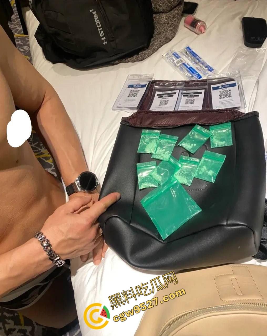 泰国曼谷100多人吸毒淫乱派对现场曝光!大汉赤身露体,互相慰藉,屁眼同时插入两只大屌! 第4张 泰国曼谷100多人吸毒淫乱派对现场曝光!大汉赤身露体,互相慰藉,屁眼同时插入两只大屌! 第4张