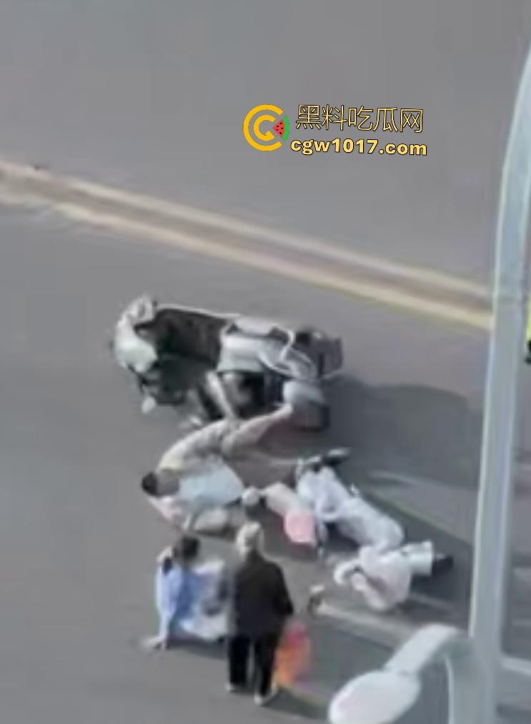 上饶电动车“奥斯卡”撞车大戏,大哥躺地飙演技假装植物人,女人快起来了他还全躺装死,影帝快起来领奖了! 第1张 上饶电动车“奥斯卡”撞车大戏,大哥躺地飙演技假装植物人,女人快起来了他还全躺装死,影帝快起来领奖了! 第1张