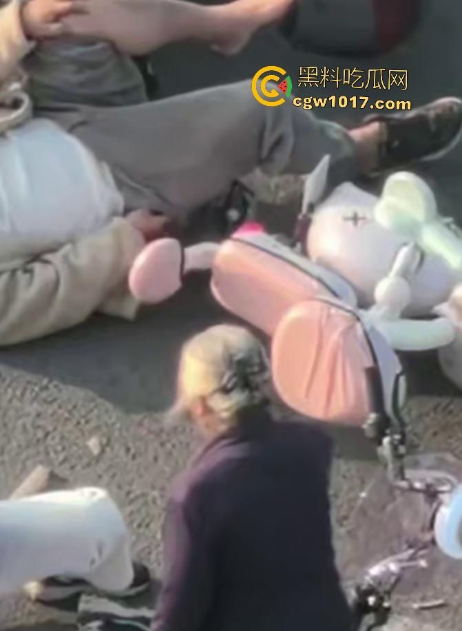 上饶电动车“奥斯卡”撞车大戏,大哥躺地飙演技假装植物人,女人快起来了他还全躺装死,影帝快起来领奖了! 第2张 上饶电动车“奥斯卡”撞车大戏,大哥躺地飙演技假装植物人,女人快起来了他还全躺装死,影帝快起来领奖了! 第2张