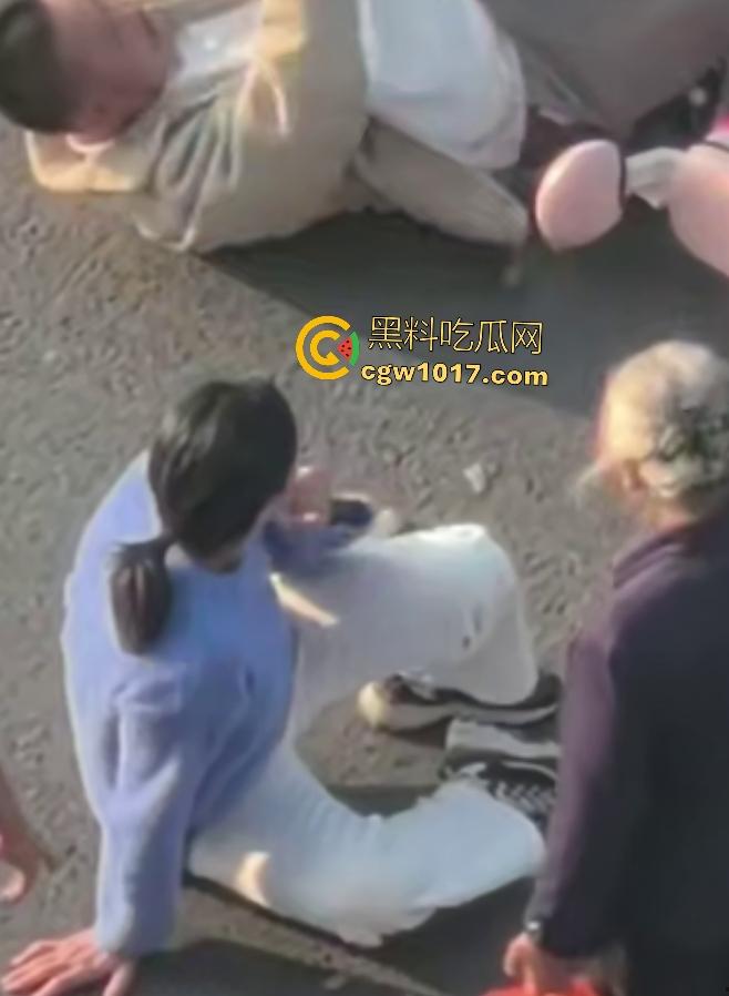 上饶电动车“奥斯卡”撞车大戏,大哥躺地飙演技假装植物人,女人快起来了他还全躺装死,影帝快起来领奖了! 第3张 上饶电动车“奥斯卡”撞车大戏,大哥躺地飙演技假装植物人,女人快起来了他还全躺装死,影帝快起来领奖了! 第3张