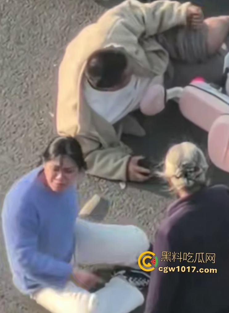 上饶电动车“奥斯卡”撞车大戏,大哥躺地飙演技假装植物人,女人快起来了他还全躺装死,影帝快起来领奖了! 第4张 上饶电动车“奥斯卡”撞车大戏,大哥躺地飙演技假装植物人,女人快起来了他还全躺装死,影帝快起来领奖了! 第4张