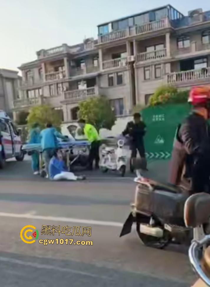 上饶电动车“奥斯卡”撞车大戏,大哥躺地飙演技假装植物人,女人快起来了他还全躺装死,影帝快起来领奖了! 第5张 上饶电动车“奥斯卡”撞车大戏,大哥躺地飙演技假装植物人,女人快起来了他还全躺装死,影帝快起来领奖了! 第5张