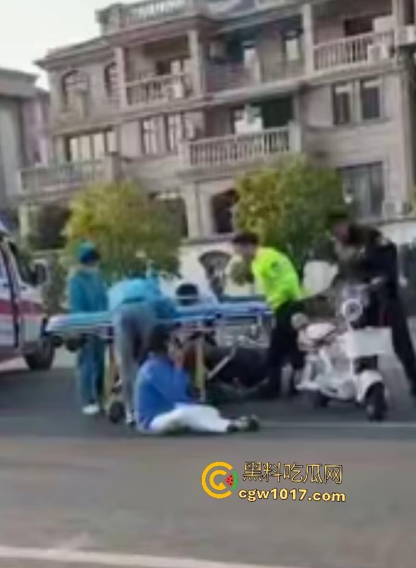 上饶电动车“奥斯卡”撞车大戏,大哥躺地飙演技假装植物人,女人快起来了他还全躺装死,影帝快起来领奖了! 第6张 上饶电动车“奥斯卡”撞车大戏,大哥躺地飙演技假装植物人,女人快起来了他还全躺装死,影帝快起来领奖了! 第6张