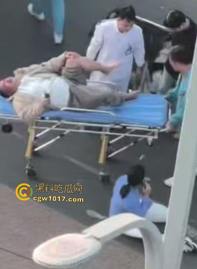 上饶电动车“奥斯卡”撞车大戏,大哥躺地飙演技假装植物人,女人快起来了他还全躺装死,影帝快起来领奖了! 第7张 上饶电动车“奥斯卡”撞车大戏,大哥躺地飙演技假装植物人,女人快起来了他还全躺装死,影帝快起来领奖了! 第7张