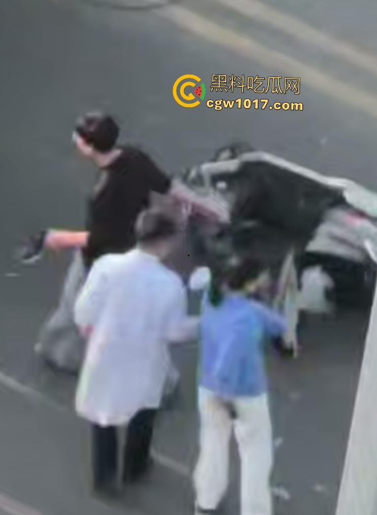 上饶电动车“奥斯卡”撞车大戏,大哥躺地飙演技假装植物人,女人快起来了他还全躺装死,影帝快起来领奖了! 第8张 上饶电动车“奥斯卡”撞车大戏,大哥躺地飙演技假装植物人,女人快起来了他还全躺装死,影帝快起来领奖了! 第8张