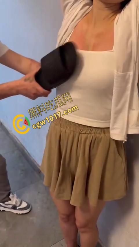 直播惨烈SHOW:网红女主播打奶惩罚!雪白嫩肉遭拖鞋撕心裂肺拍打,嗷嗷直叫悬泪,观众疯狂! 第1张 直播惨烈SHOW:网红女主播打奶惩罚!雪白嫩肉遭拖鞋撕心裂肺拍打,嗷嗷直叫悬泪,观众疯狂! 第1张