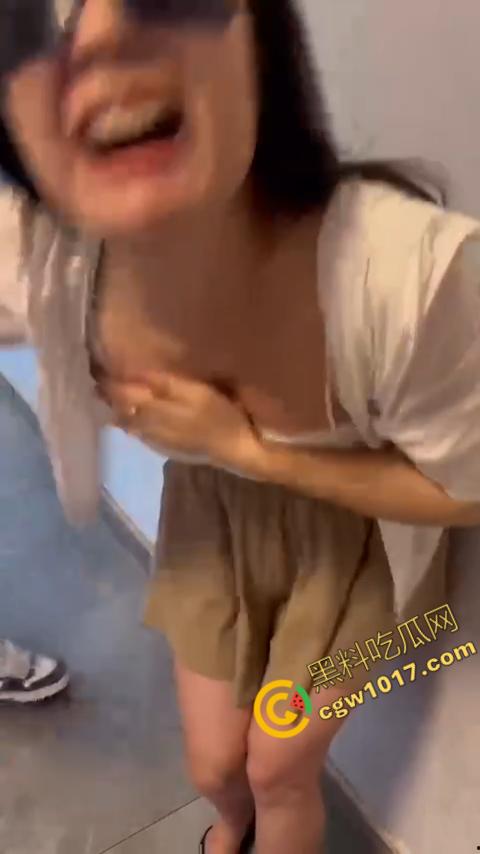 直播惨烈SHOW:网红女主播打奶惩罚!雪白嫩肉遭拖鞋撕心裂肺拍打,嗷嗷直叫悬泪,观众疯狂! 第2张 直播惨烈SHOW:网红女主播打奶惩罚!雪白嫩肉遭拖鞋撕心裂肺拍打,嗷嗷直叫悬泪,观众疯狂! 第2张