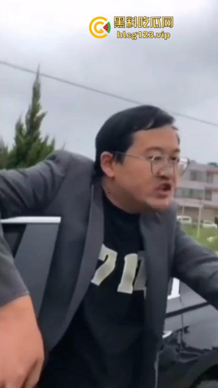 古有拦路虎 今有苹果劫 云南昭通果农用苹果逼停过路车“不买苹果就别想走！”  第1张