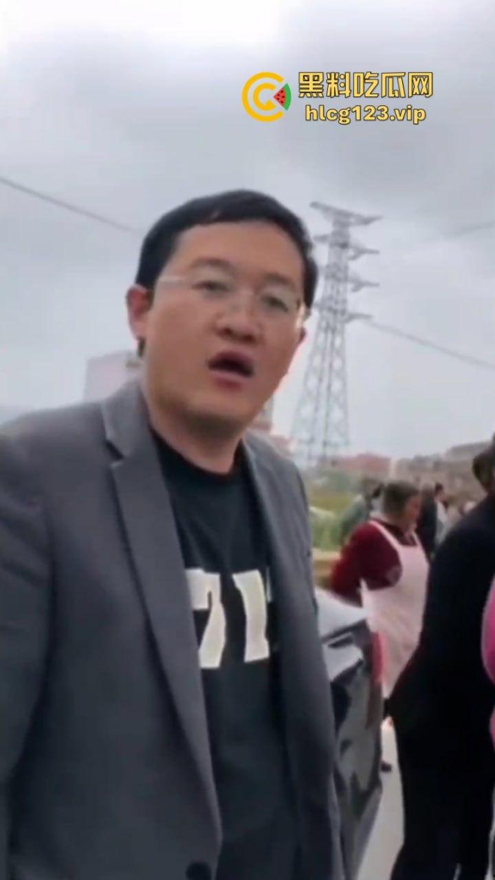 古有拦路虎 今有苹果劫 云南昭通果农用苹果逼停过路车“不买苹果就别想走！”  第2张