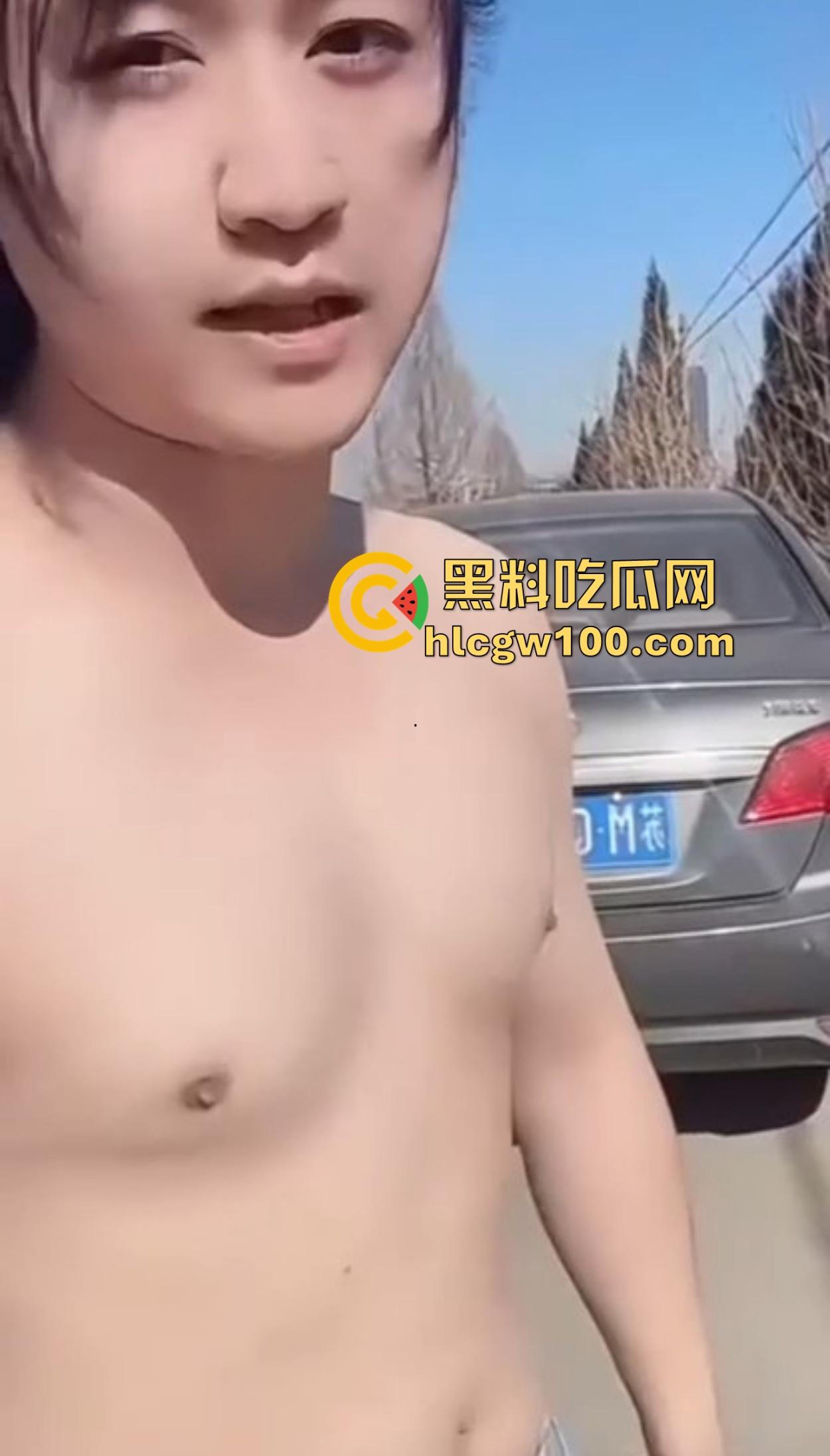 女子精致到炸裂,衣服分4台洗衣机洗,对A机场堪比飞机跑道,脱衣盯了半天没喉结才敢信真是女的! 第9张 女子精致到炸裂,衣服分4台洗衣机洗,对A机场堪比飞机跑道,脱衣盯了半天没喉结才敢信真是女的! 第9张