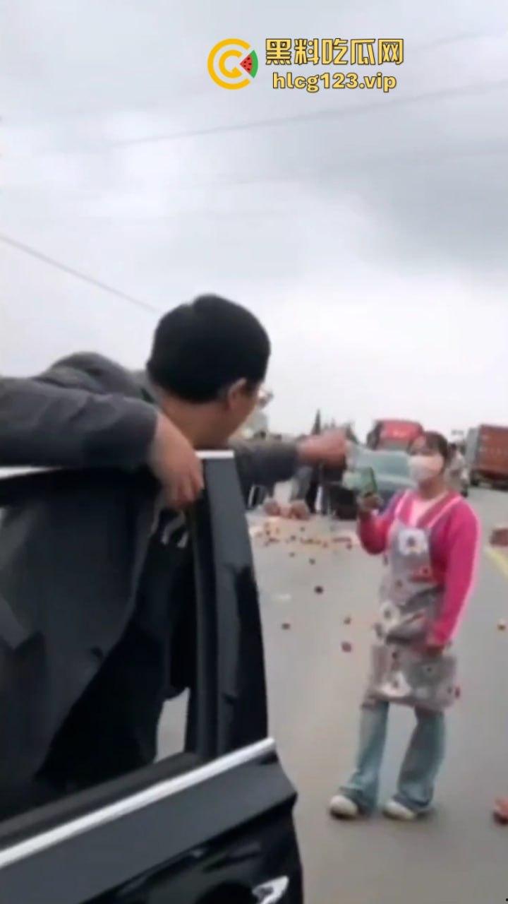 古有拦路虎 今有苹果劫 云南昭通果农用苹果逼停过路车“不买苹果就别想走！”  第3张