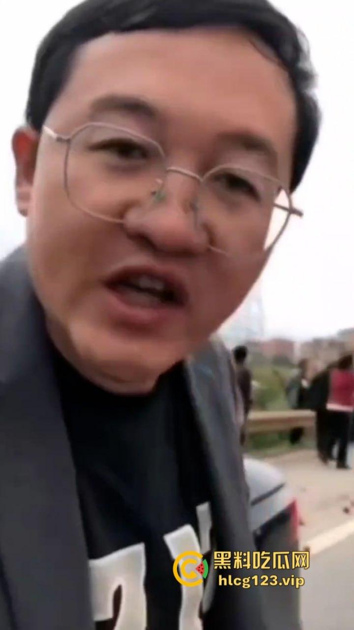 古有拦路虎 今有苹果劫 云南昭通果农用苹果逼停过路车“不买苹果就别想走！”  第4张