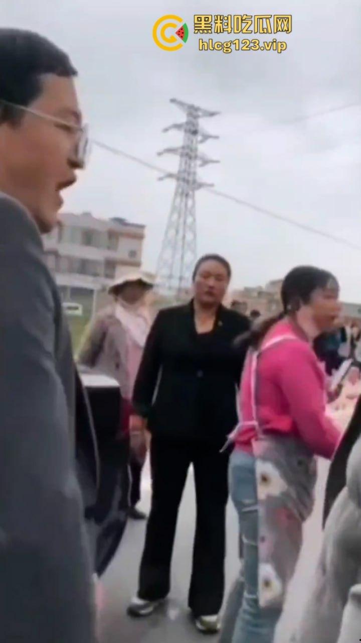 古有拦路虎 今有苹果劫 云南昭通果农用苹果逼停过路车“不买苹果就别想走！”  第5张