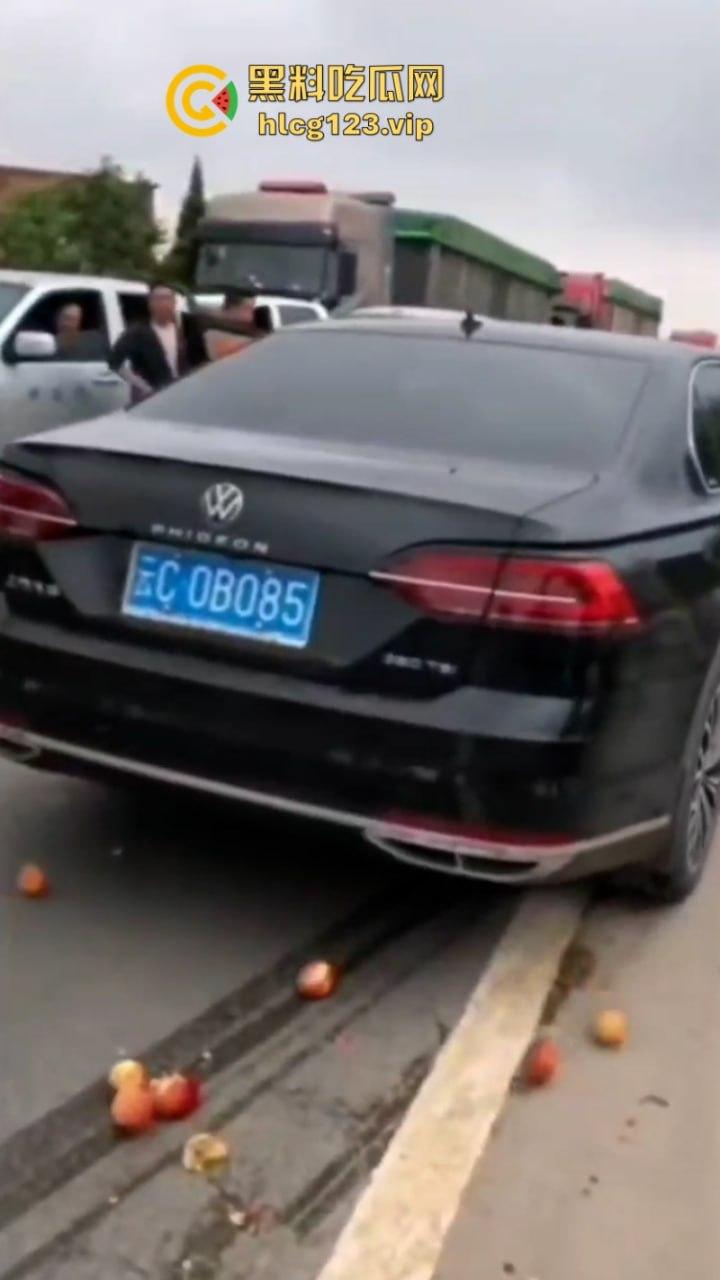 古有拦路虎 今有苹果劫 云南昭通果农用苹果逼停过路车“不买苹果就别想走！”  第6张