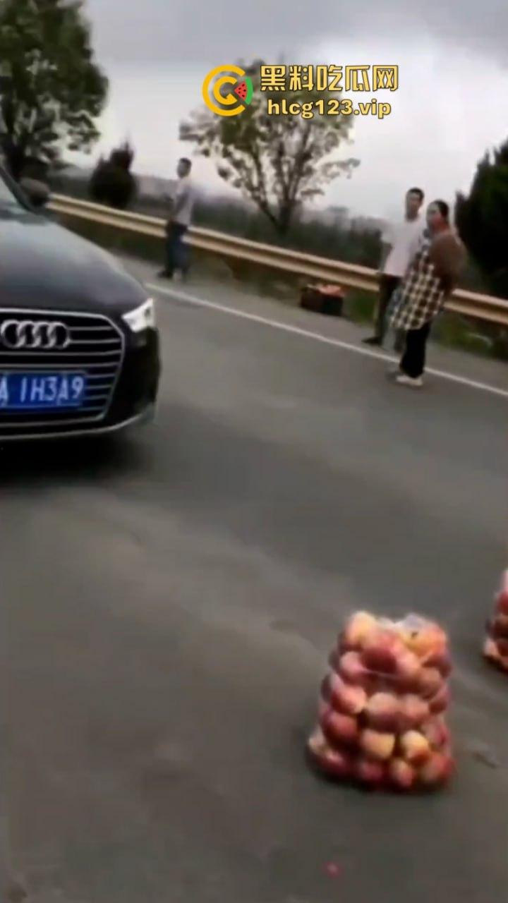 古有拦路虎 今有苹果劫 云南昭通果农用苹果逼停过路车“不买苹果就别想走！”  第7张