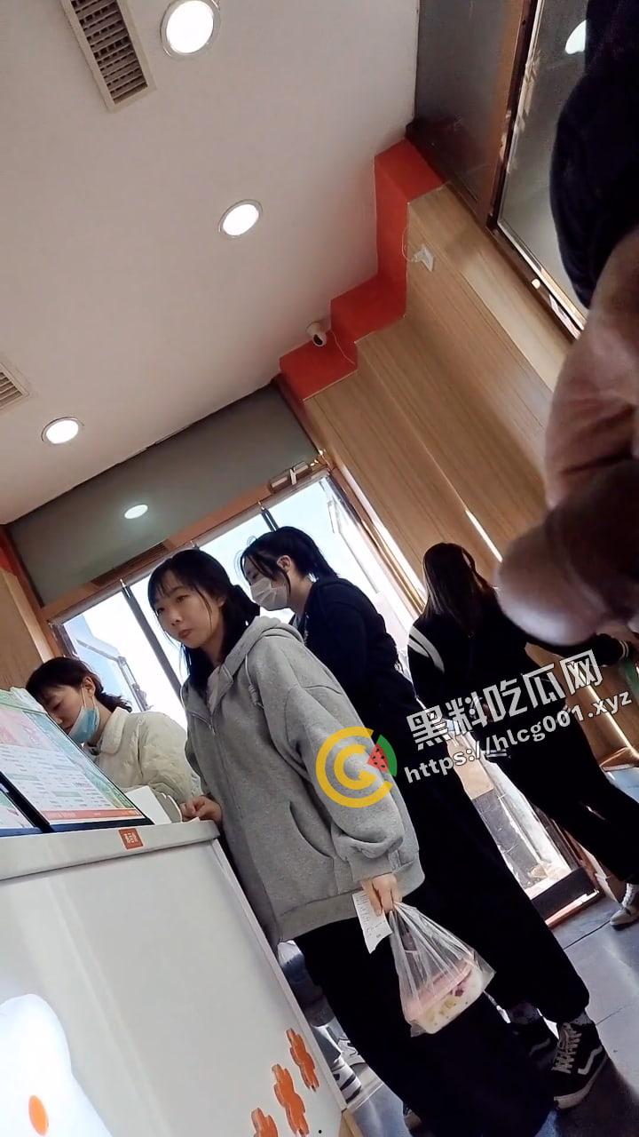 国产大变态 街射篇 速射通关达人  专门挑街头的年轻路人妹子露屌 主打一个真实 （四） 第9张