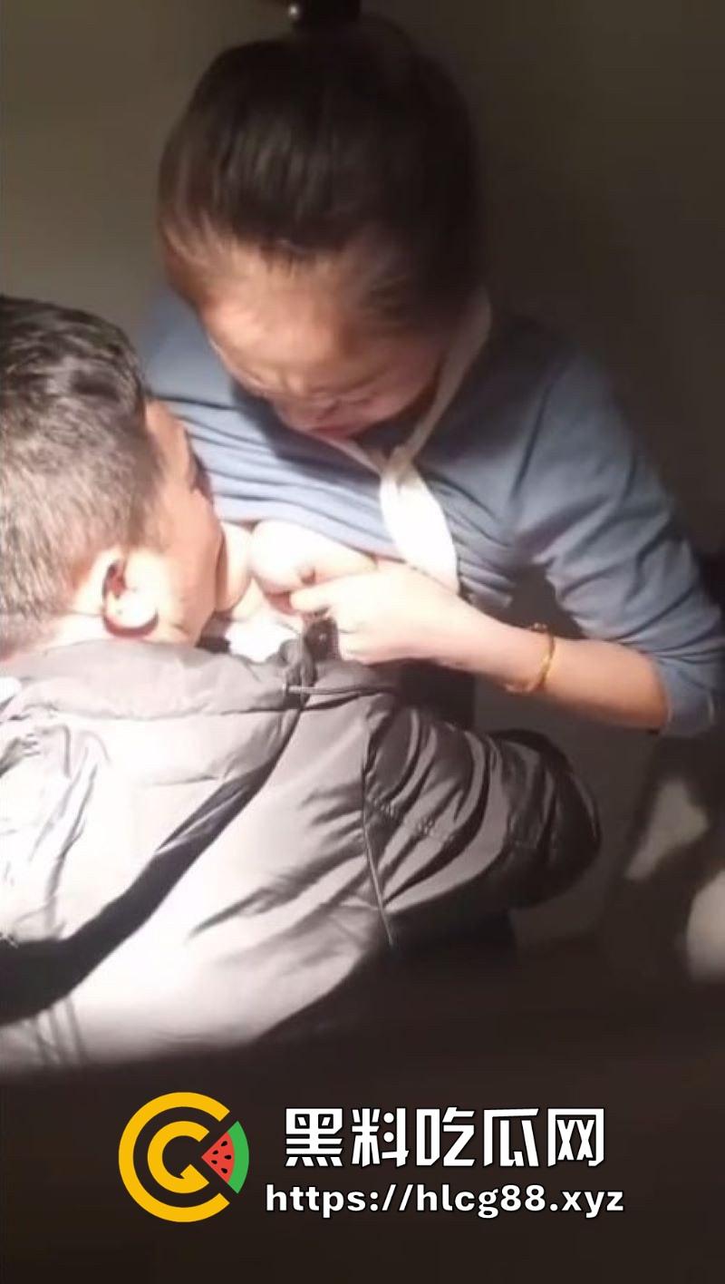 河南郑州万达广场柜姐,不雅视频流出,和男友厕所激情爱抚,对着巨乳一顿猛啃,爽的欲仙欲死! 第1张 河南郑州万达广场柜姐,不雅视频流出,和男友厕所激情爱抚,对着巨乳一顿猛啃,爽的欲仙欲死! 第1张