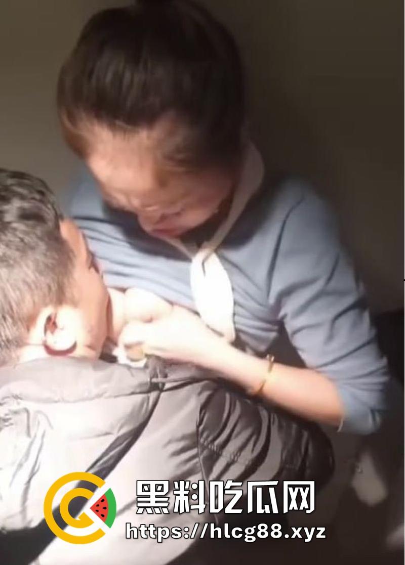 河南郑州万达广场柜姐,不雅视频流出,和男友厕所激情爱抚,对着巨乳一顿猛啃,爽的欲仙欲死! 第3张 河南郑州万达广场柜姐,不雅视频流出,和男友厕所激情爱抚,对着巨乳一顿猛啃,爽的欲仙欲死! 第3张