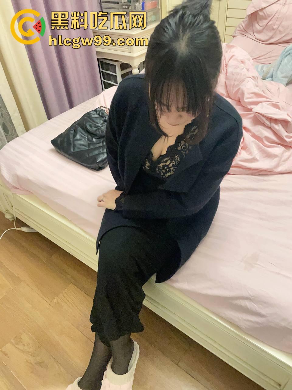 青岛绿帽大神秀翻了,带着婚戒的完美淫妻被猛男轮操3P,狗爬口爆吞精,蒙眼换人一人戳一炮! 第3张 青岛绿帽大神秀翻了,带着婚戒的完美淫妻被猛男轮操3P,狗爬口爆吞精,蒙眼换人一人戳一炮! 第3张