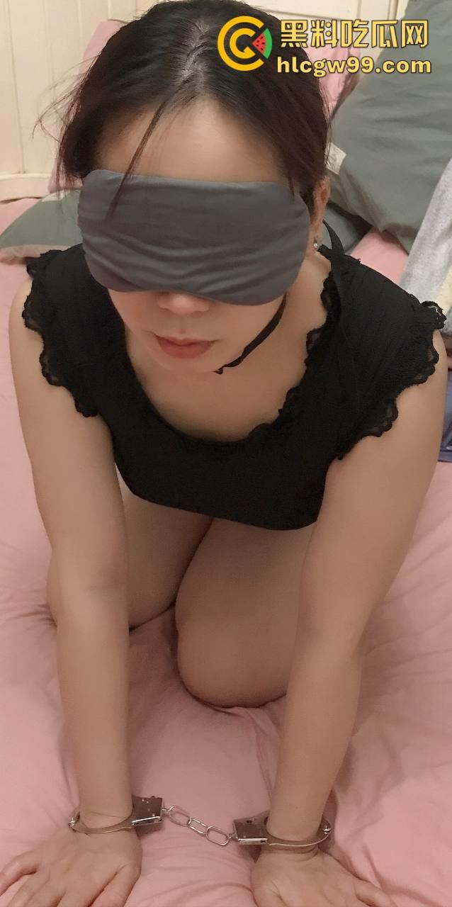 青岛绿帽大神秀翻了,带着婚戒的完美淫妻被猛男轮操3P,狗爬口爆吞精,蒙眼换人一人戳一炮! 第7张 青岛绿帽大神秀翻了,带着婚戒的完美淫妻被猛男轮操3P,狗爬口爆吞精,蒙眼换人一人戳一炮! 第7张