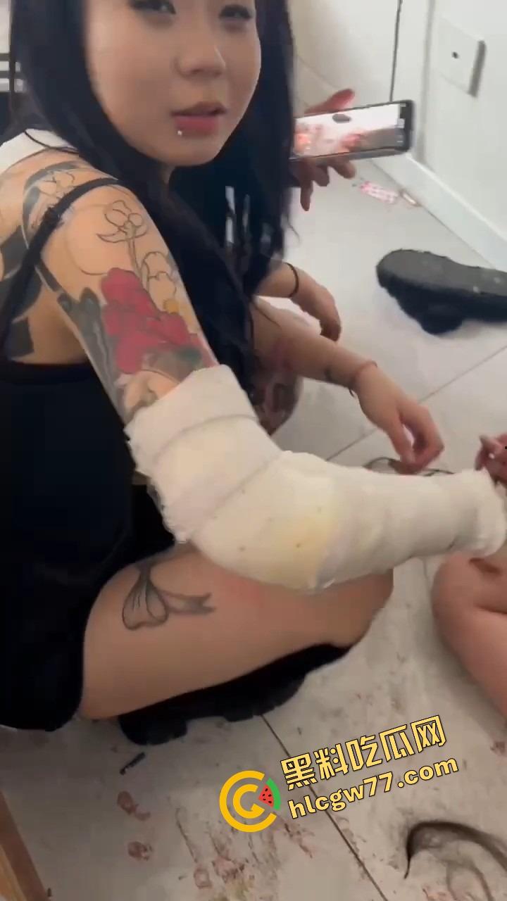 抖音婊【王幼宁】带精神姐妹团持刀狂殴女同学,边打边笑像疯狗,青楼绿茶本性曝光! 第5张 抖音婊【王幼宁】带精神姐妹团持刀狂殴女同学,边打边笑像疯狗,青楼绿茶本性曝光! 第5张