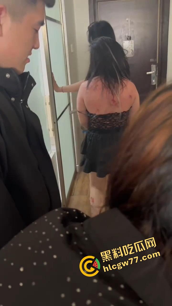 抖音婊【王幼宁】带精神姐妹团持刀狂殴女同学,边打边笑像疯狗,青楼绿茶本性曝光! 第8张 抖音婊【王幼宁】带精神姐妹团持刀狂殴女同学,边打边笑像疯狗,青楼绿茶本性曝光! 第8张