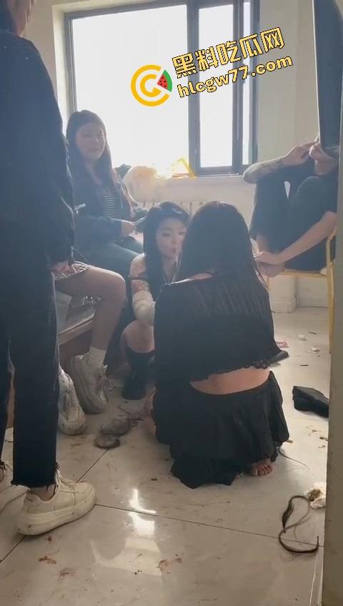 抖音婊【王幼宁】带精神姐妹团持刀狂殴女同学,边打边笑像疯狗,青楼绿茶本性曝光! 第13张 抖音婊【王幼宁】带精神姐妹团持刀狂殴女同学,边打边笑像疯狗,青楼绿茶本性曝光! 第13张