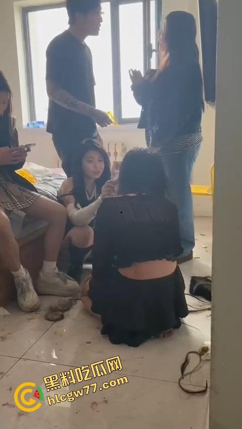 抖音婊【王幼宁】带精神姐妹团持刀狂殴女同学,边打边笑像疯狗,青楼绿茶本性曝光! 第15张 抖音婊【王幼宁】带精神姐妹团持刀狂殴女同学,边打边笑像疯狗,青楼绿茶本性曝光! 第15张