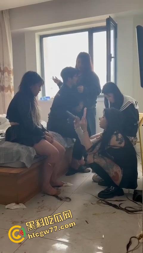 抖音婊【王幼宁】带精神姐妹团持刀狂殴女同学,边打边笑像疯狗,青楼绿茶本性曝光! 第18张 抖音婊【王幼宁】带精神姐妹团持刀狂殴女同学,边打边笑像疯狗,青楼绿茶本性曝光! 第18张