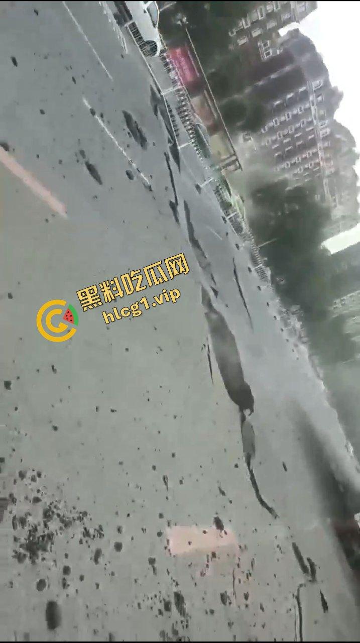 辽宁鞍山 一段公路突发爆炸!井盖崩飞 堪比战场 不知道的还以为打过来了! 第5张 辽宁鞍山 一段公路突发爆炸!井盖崩飞 堪比战场 不知道的还以为打过来了! 第5张