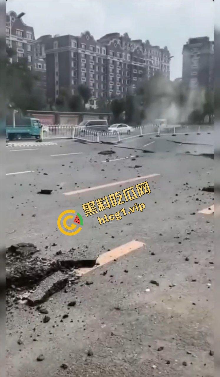 辽宁鞍山 一段公路突发爆炸!井盖崩飞 堪比战场 不知道的还以为打过来了! 第7张 辽宁鞍山 一段公路突发爆炸!井盖崩飞 堪比战场 不知道的还以为打过来了! 第7张