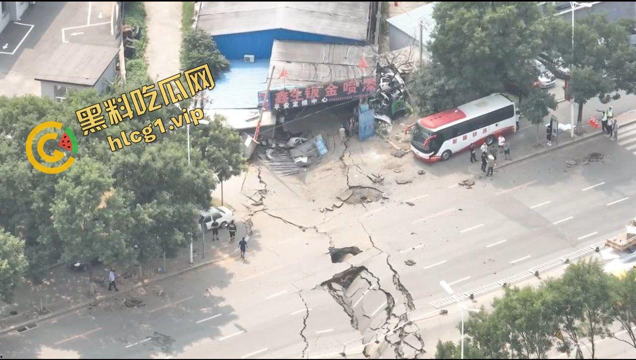 辽宁鞍山 一段公路突发爆炸!井盖崩飞 堪比战场 不知道的还以为打过来了! 第8张 辽宁鞍山 一段公路突发爆炸!井盖崩飞 堪比战场 不知道的还以为打过来了! 第8张