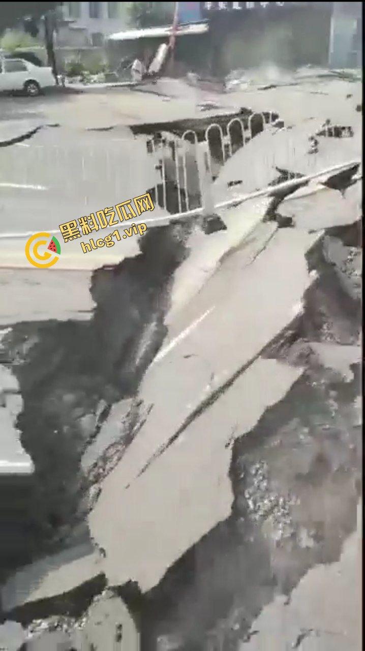 辽宁鞍山 一段公路突发爆炸!井盖崩飞 堪比战场 不知道的还以为打过来了! 第9张 辽宁鞍山 一段公路突发爆炸!井盖崩飞 堪比战场 不知道的还以为打过来了! 第9张