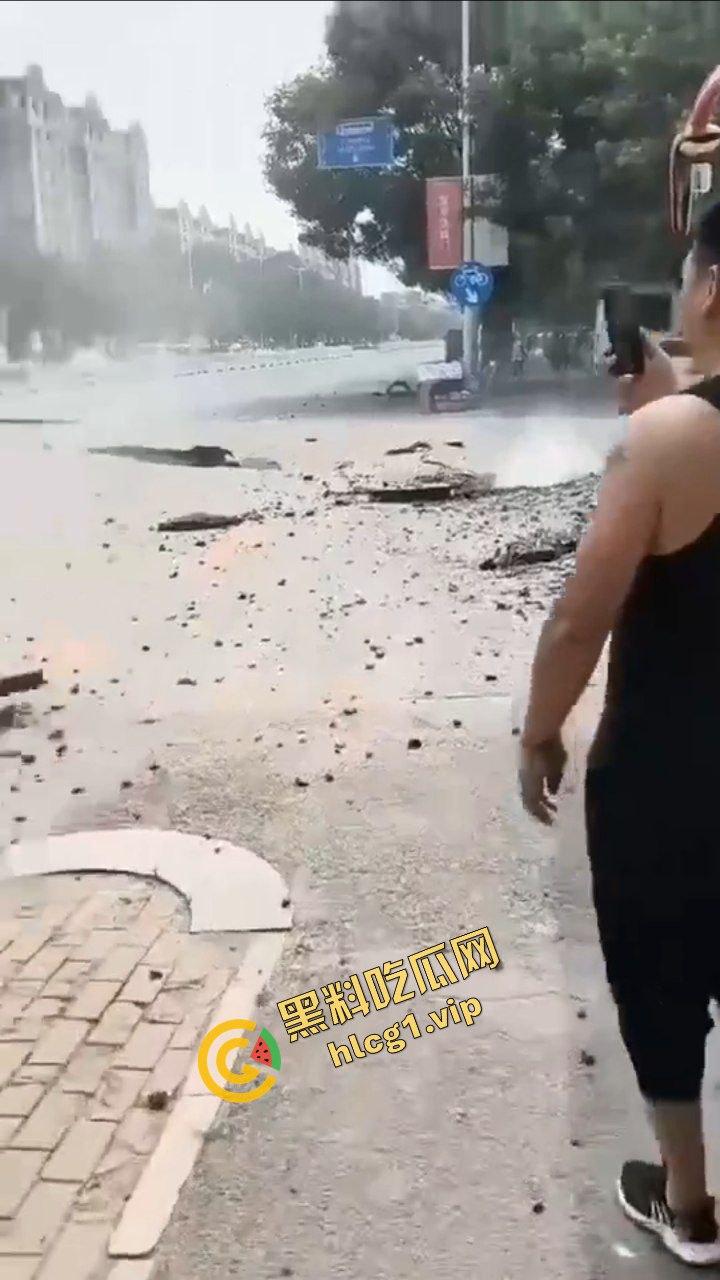 辽宁鞍山 一段公路突发爆炸!井盖崩飞 堪比战场 不知道的还以为打过来了! 第10张 辽宁鞍山 一段公路突发爆炸!井盖崩飞 堪比战场 不知道的还以为打过来了! 第10张