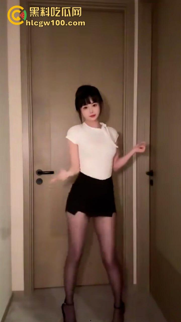 抖音百万网红【欣老板】大尺度自慰视频流出 开裆丝袜无内自操 摇臀抬肥跟母狗如出一辙 第6张 抖音百万网红【欣老板】大尺度自慰视频流出 开裆丝袜无内自操 摇臀抬肥跟母狗如出一辙 第6张