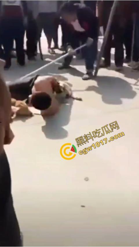 广西村民抓住偷狗贼,脱光殴打,场面血腥凶残,围观村民挥棒狂殴,男子惨嚎不断,村民誓要为爱犬复仇! 第8张 广西村民抓住偷狗贼,脱光殴打,场面血腥凶残,围观村民挥棒狂殴,男子惨嚎不断,村民誓要为爱犬复仇! 第8张