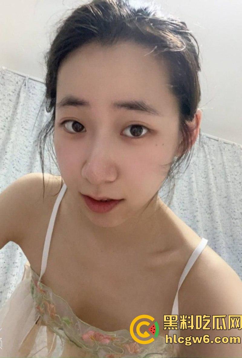 重庆长江师范学院舞蹈生【曹雪灵】自拍发骚视频被男友曝光!酒店镜前展示苗条身材和完美马甲线! 第1张 重庆长江师范学院舞蹈生【曹雪灵】自拍发骚视频被男友曝光!酒店镜前展示苗条身材和完美马甲线! 第1张